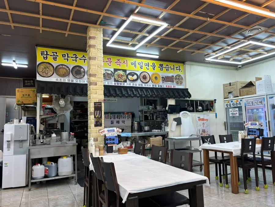 Interior space at Sokcho Topgol Makguksu Main Branch