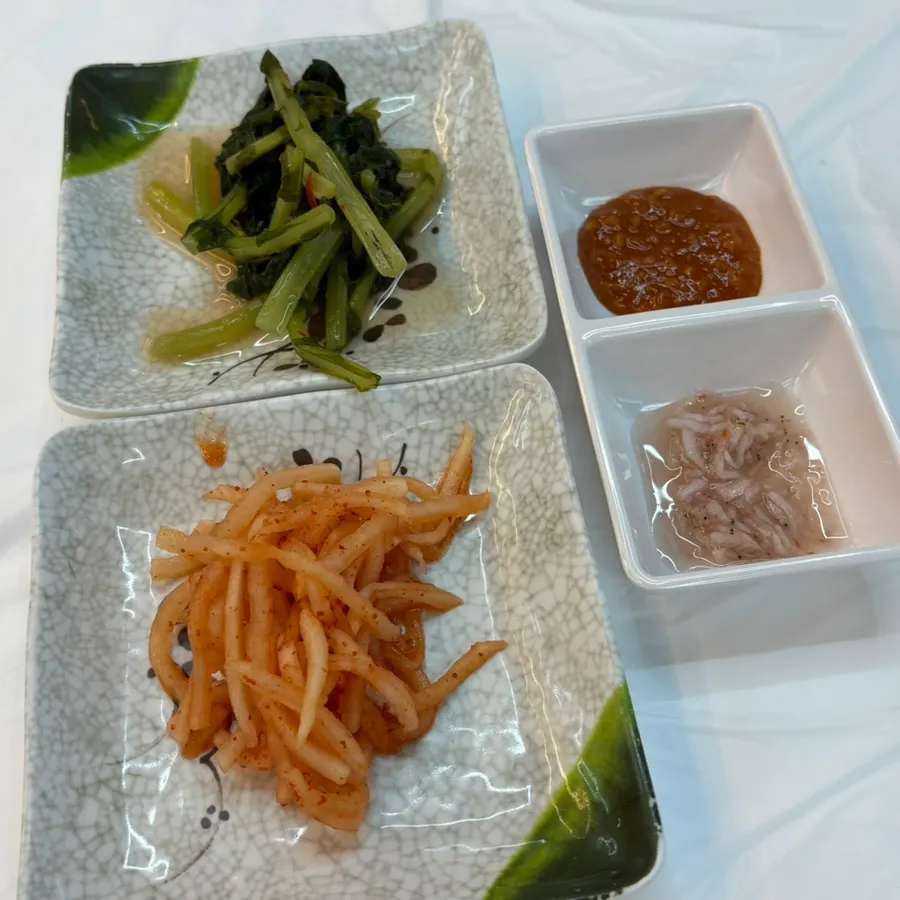 Basic side dishes of yeolmu kimchi and dried radish kimchi