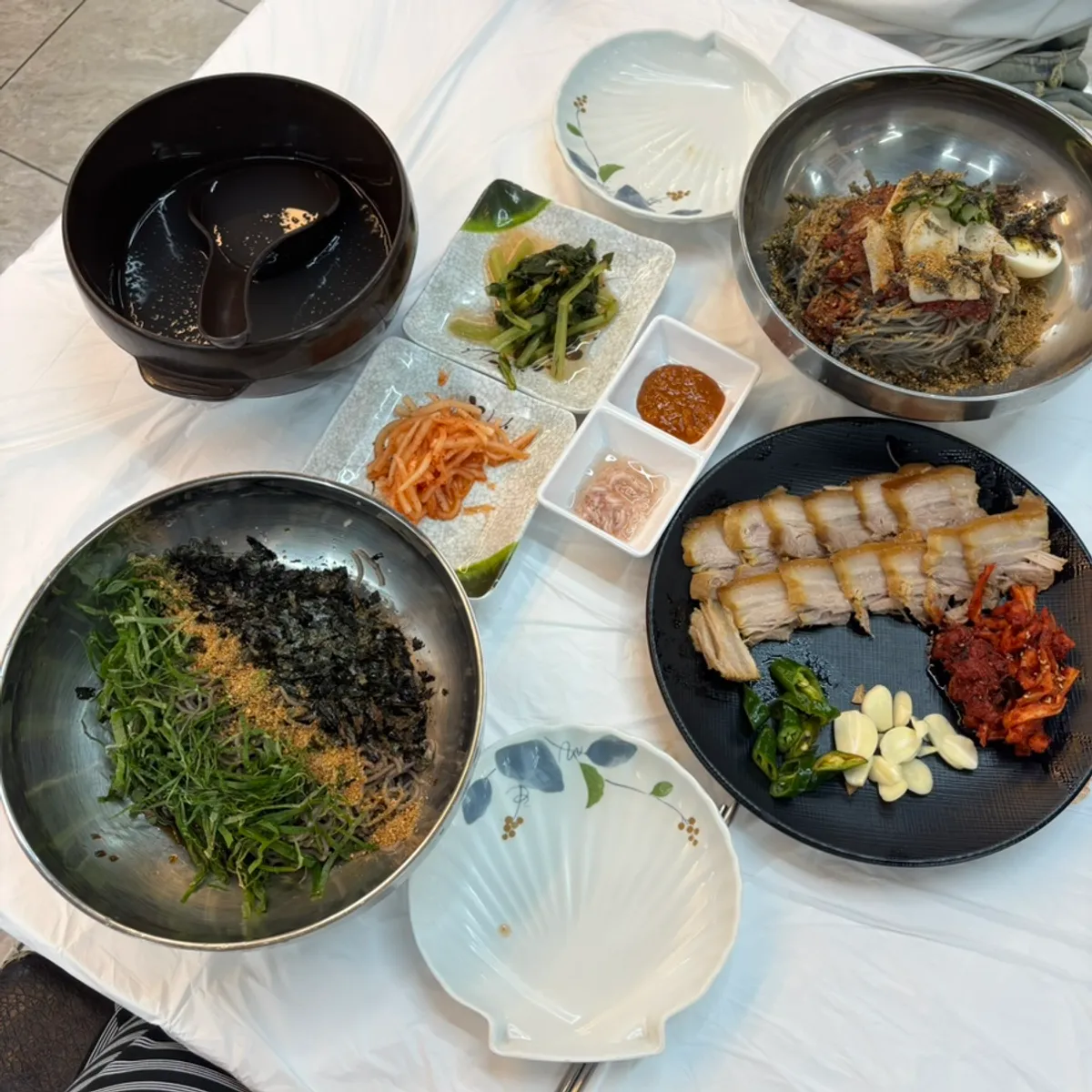 Order of perilla oil buckwheat makguksu, buckwheat makguksu, and solo suyuk