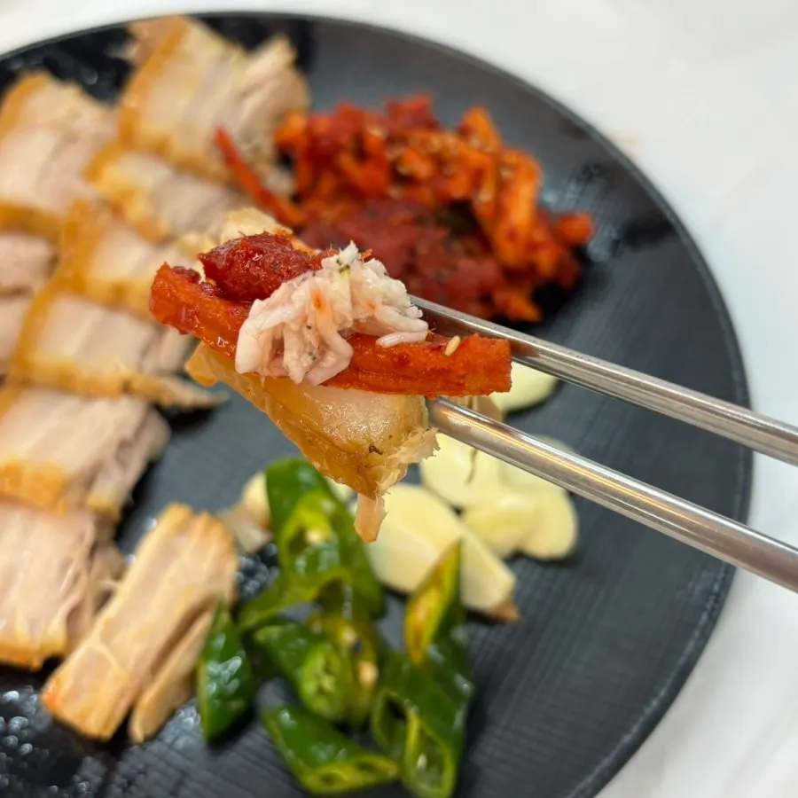 Solo suyuk with accompanying sauces