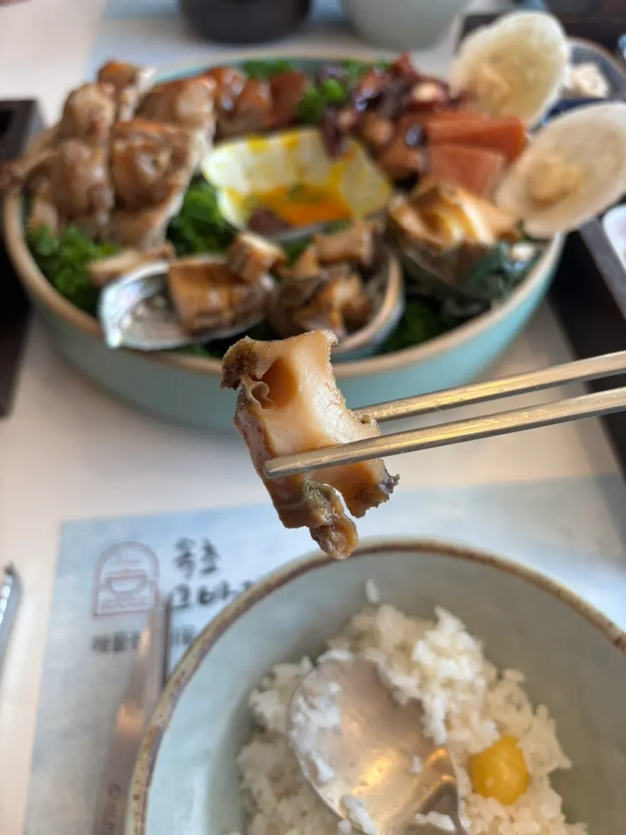 打开锅盖的热腾腾土豆锅饭