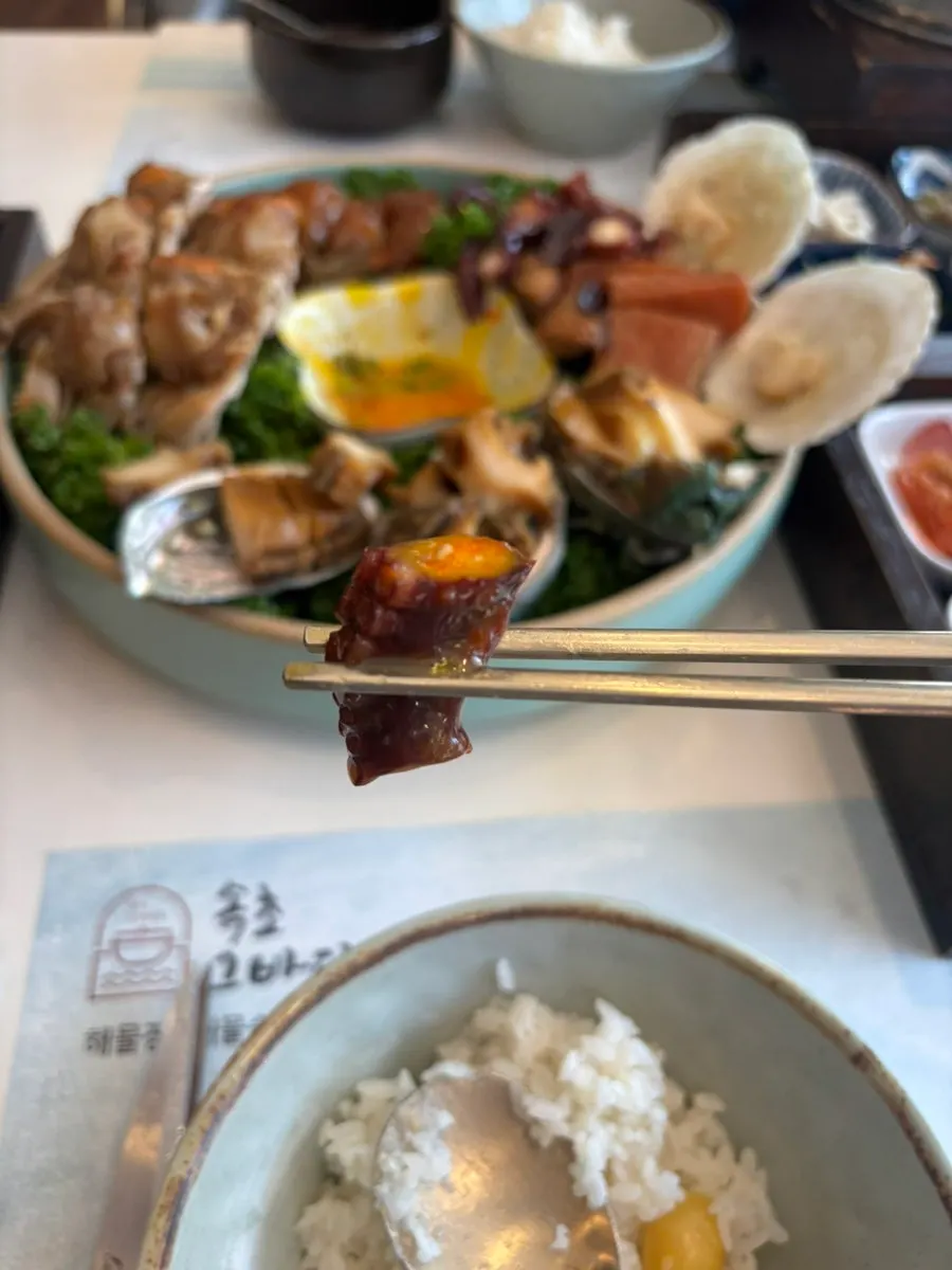 土豆锅饭上放了一勺海鲜酱