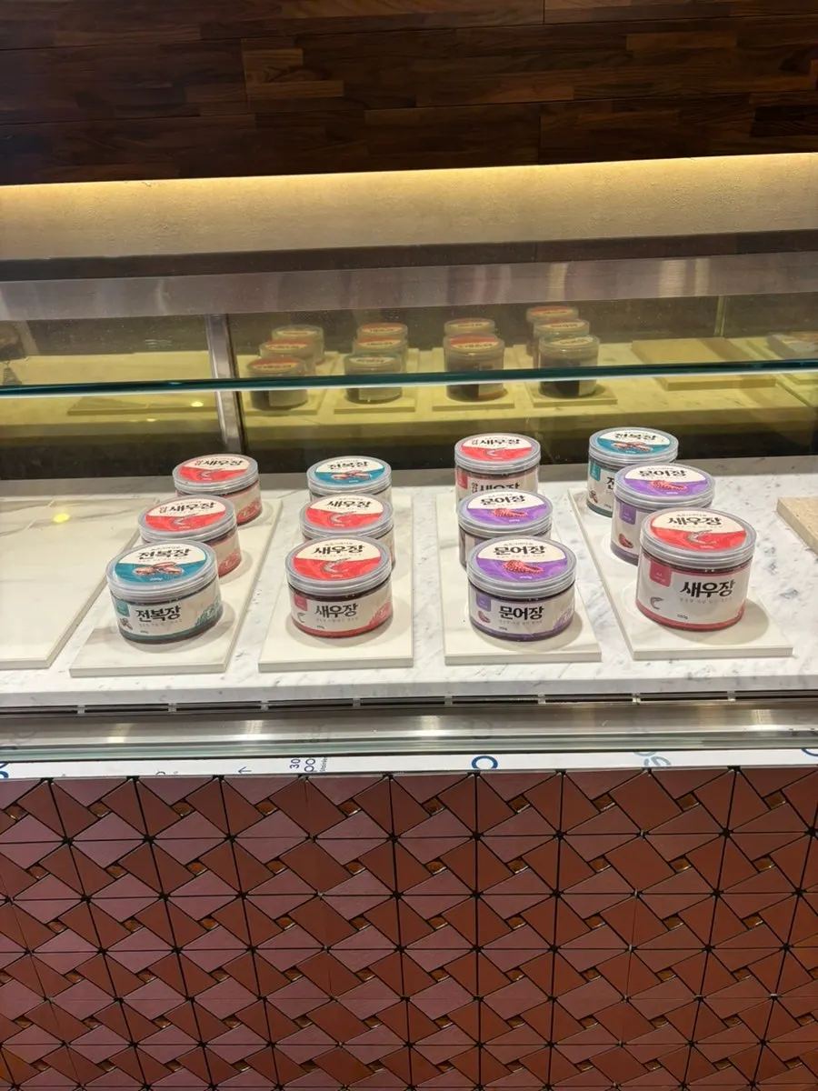 店内出售的海鲜酱包装产品