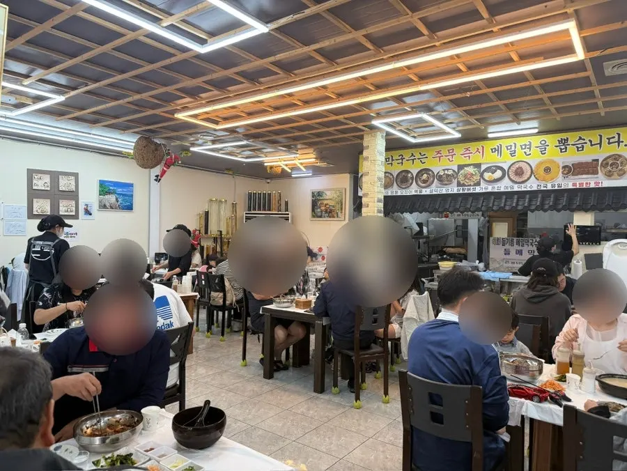 テーブルにゆとりがある束草タプコルマッククスの店内
