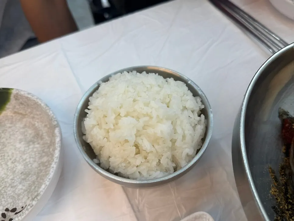 そばエゴマカルククスの麺とスープのクローズアップ