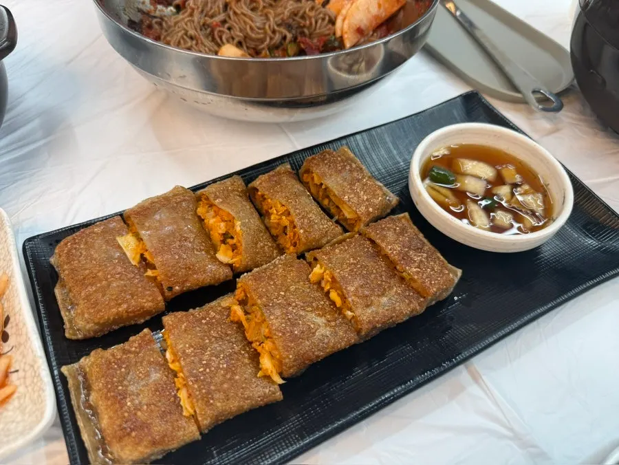 キムチが入った束草タプコルマッククスのそばジョンビョン
