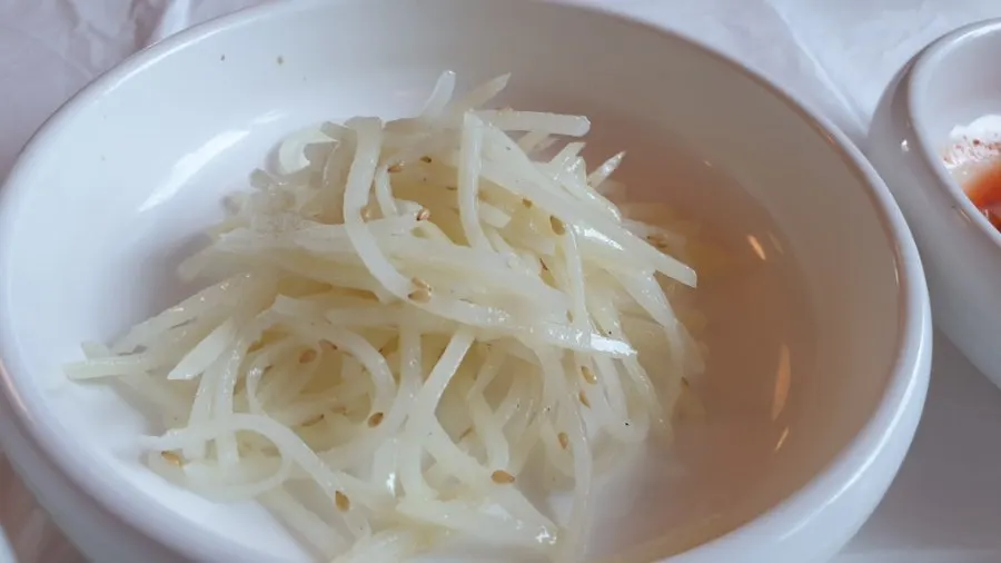 Tangy, savory mukeunji side dish