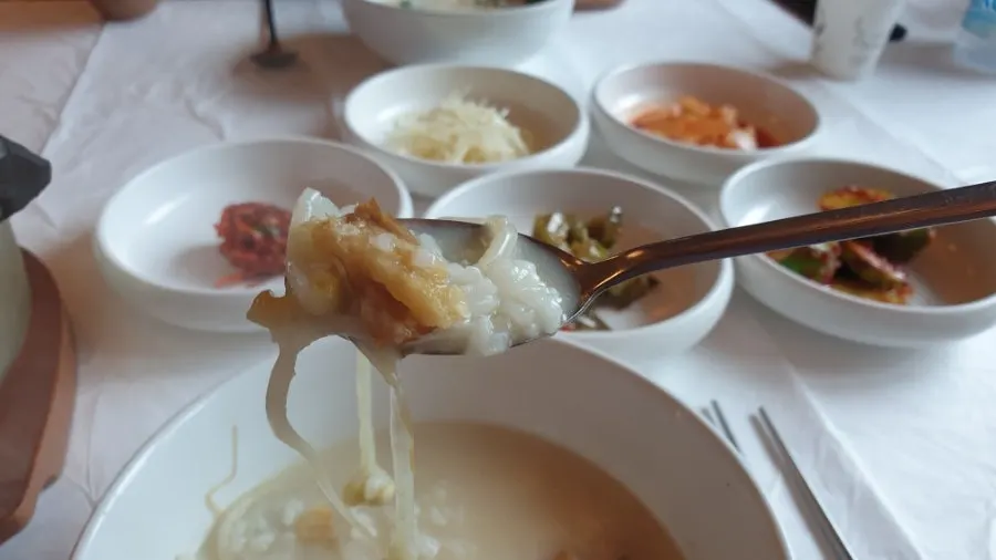 Pollack soup eaten together with the side dishes