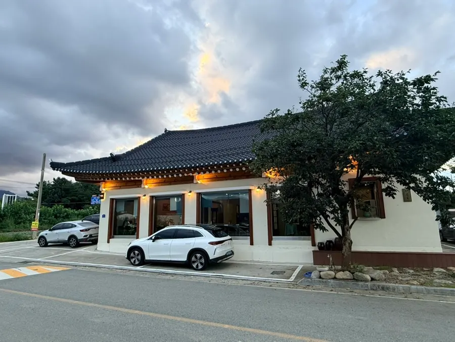 View of Bigeumdo's parking lot and building