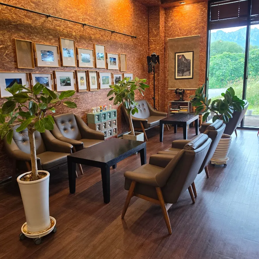Store seating for drinks and potato bread