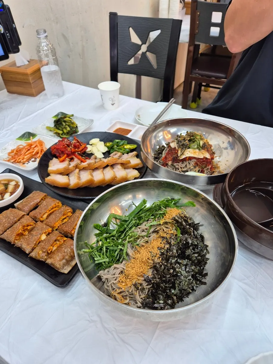 Self-service bar at Sokcho Topgol Makguksu Main Branch