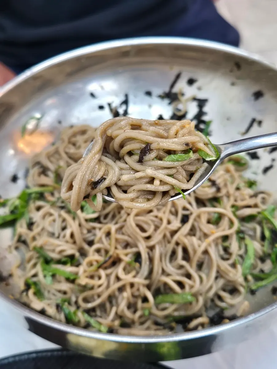 A bowl of deulmemak buckwheat makguksu