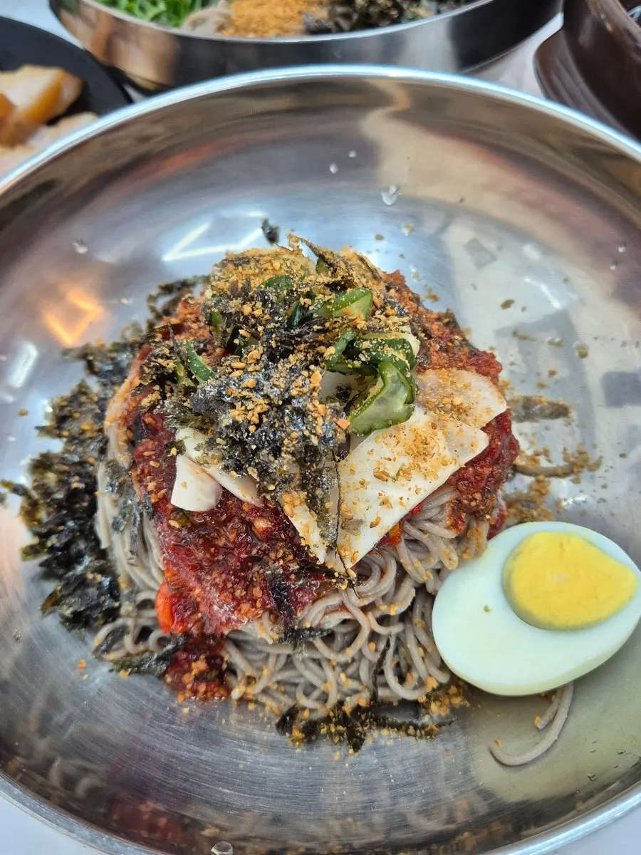 Mixed perilla oil buckwheat makguksu