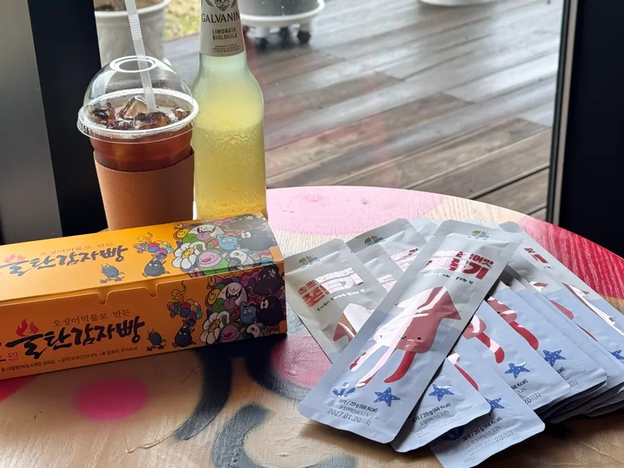 Table setting with the ordered potato bread and drinks