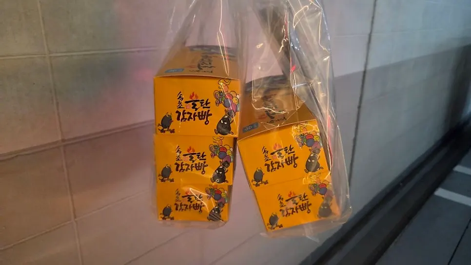 매장에 진열된 감자빵 선물 상자