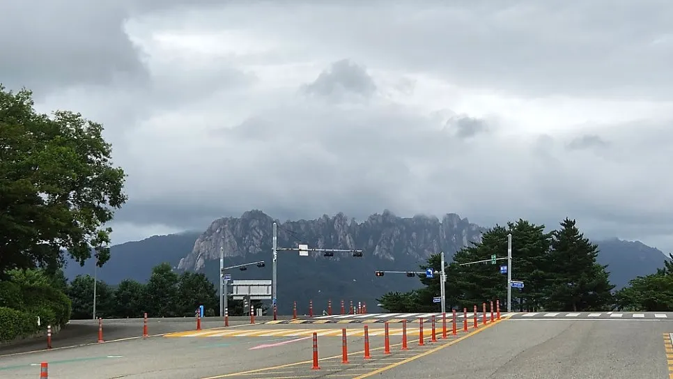 울산바위가 보이는 숙소에서 바라본 풍경