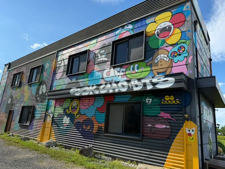 Large potato bread café building on Haksapyeong-gil