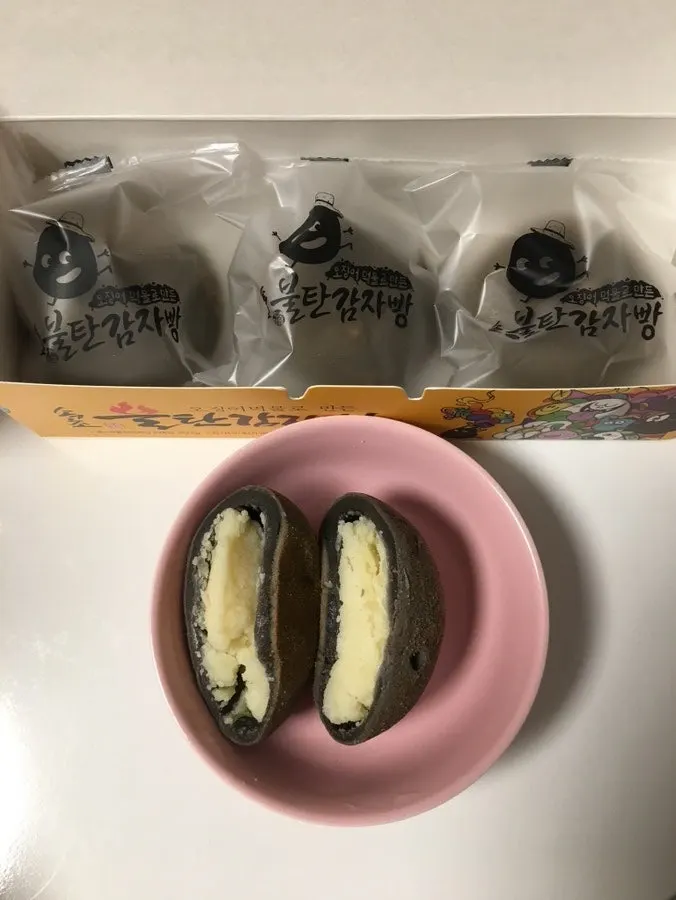 Squid ink potato bread as black as if it were burnt