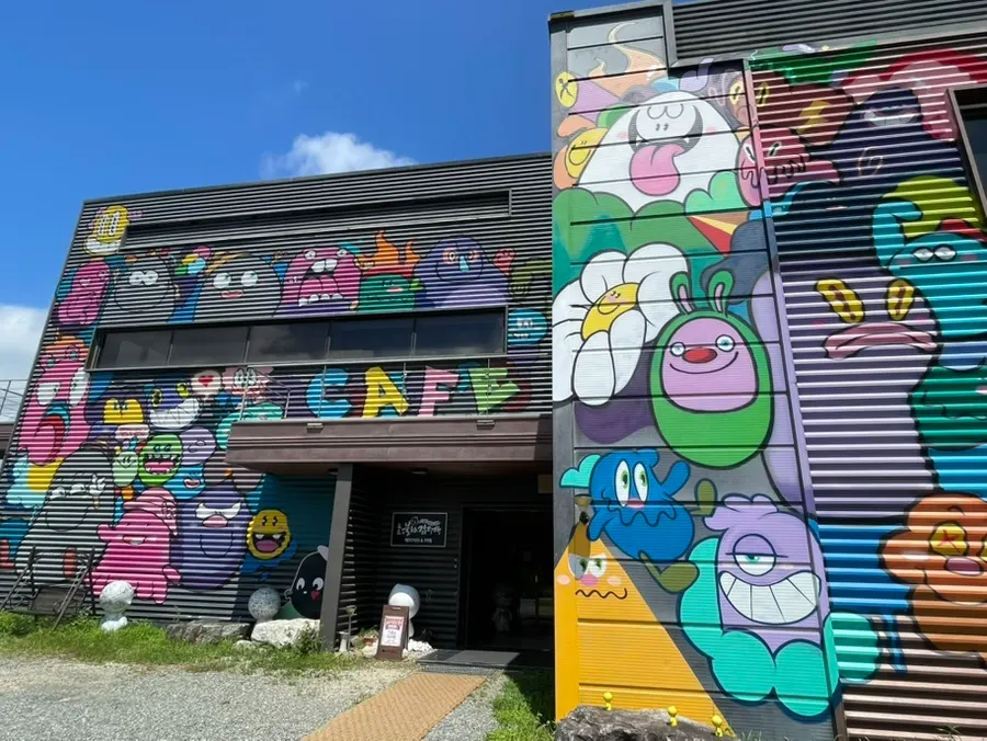 Exterior and parking lot of Sokcho Bultan Gamja Bread Main Store