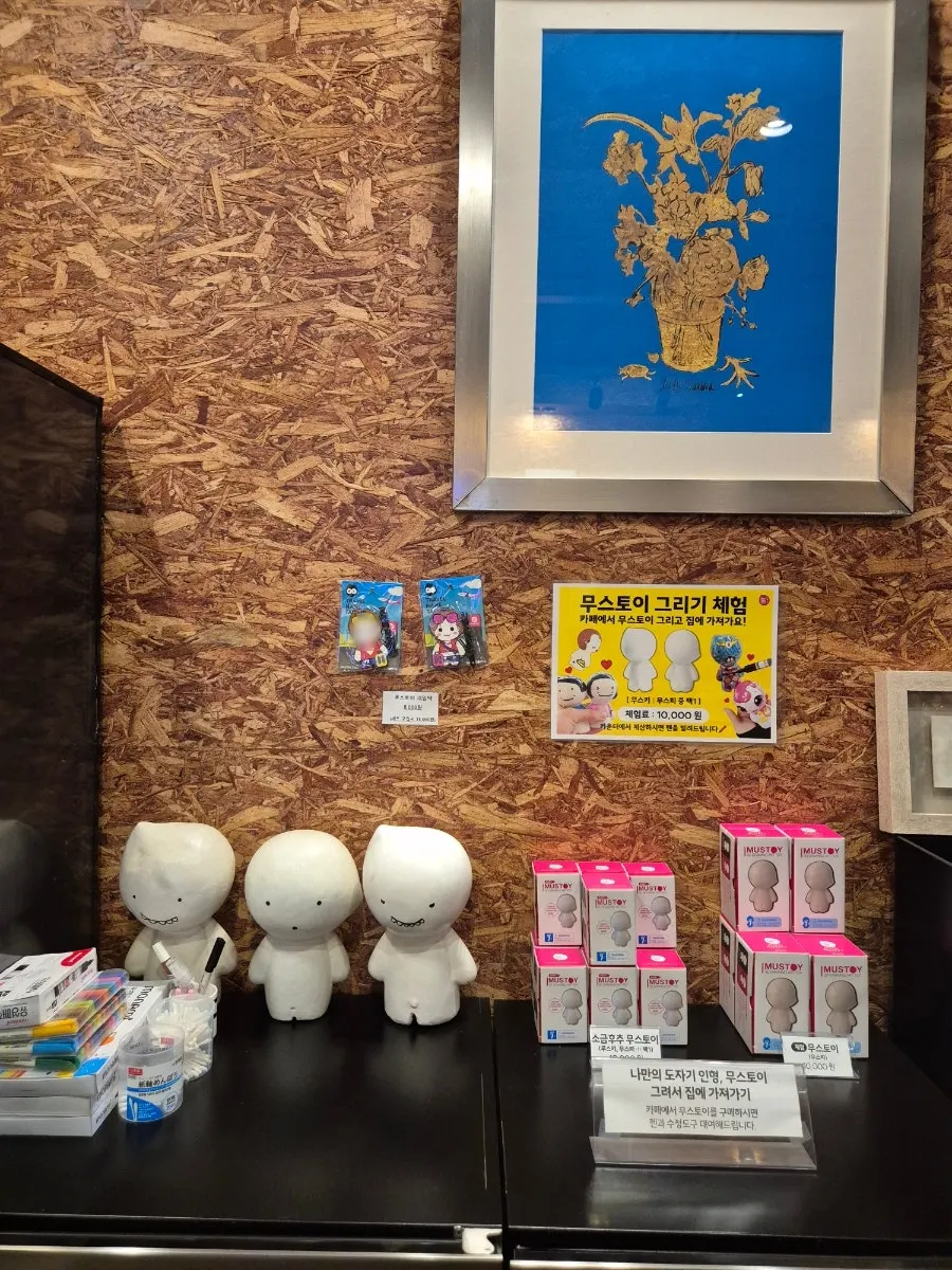 Individually wrapped jjondeugi and oranda on display