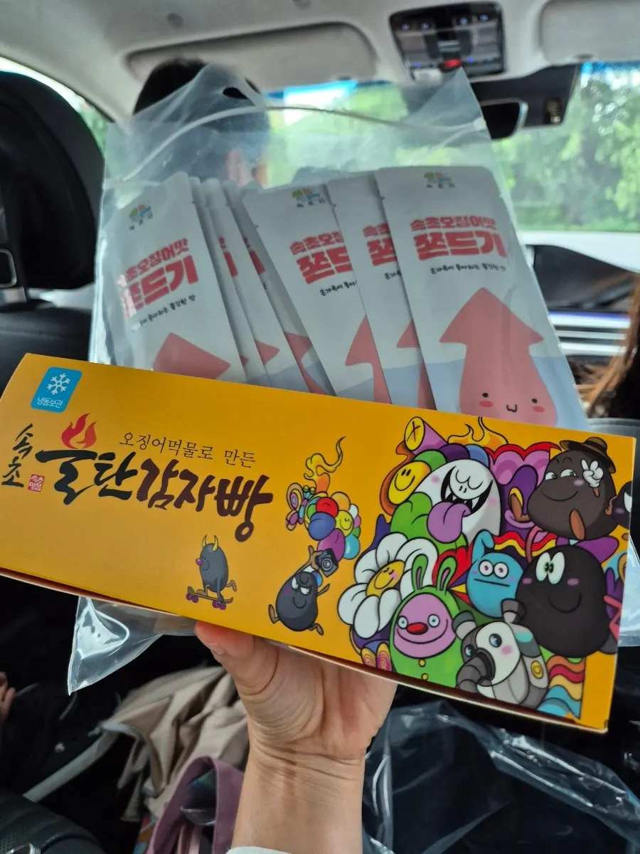 Tasting the potato bread and jjondeugi inside the car