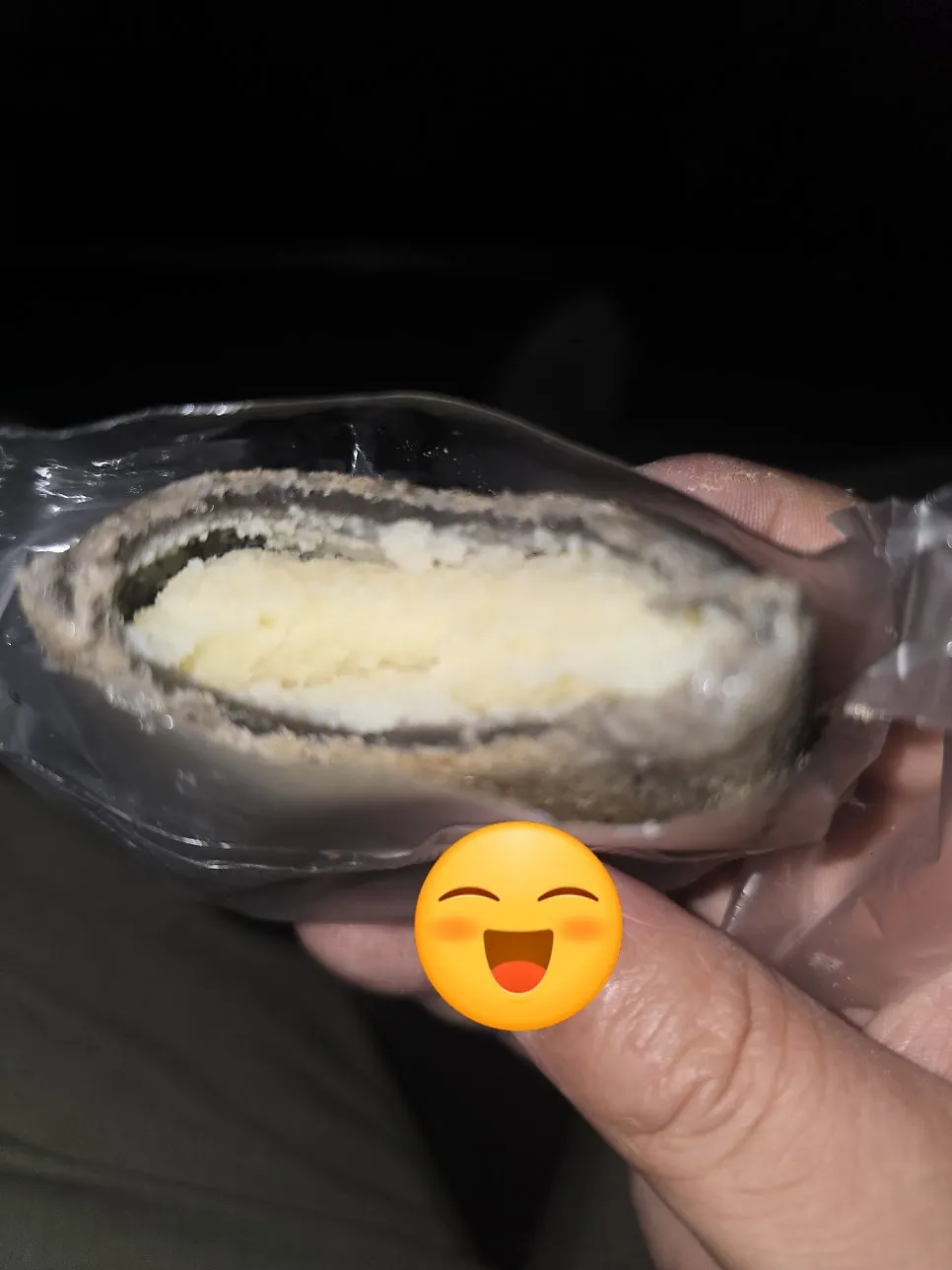 Jjondeugi eaten while watching a movie