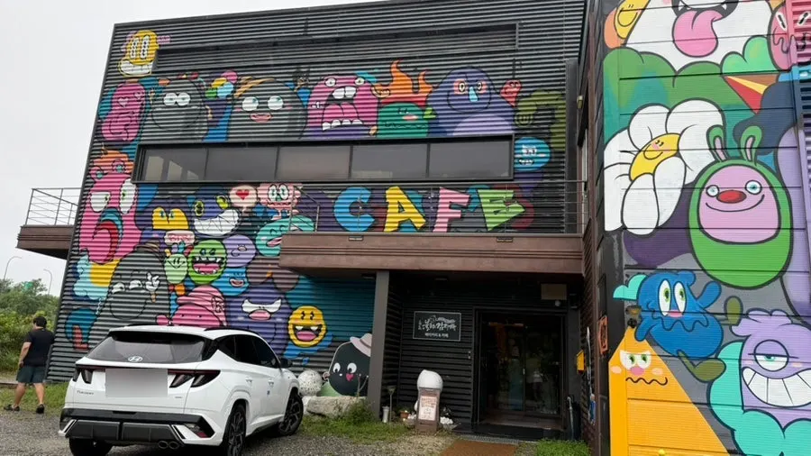 Colorful graffiti painting on the exterior wall of Bultan Gamja Bread