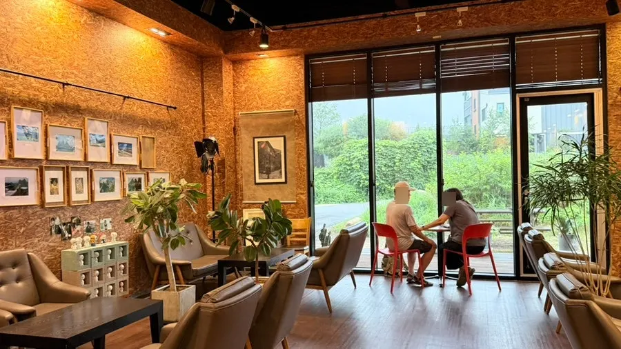 Indoor seating at Bultan Gamja Bread café