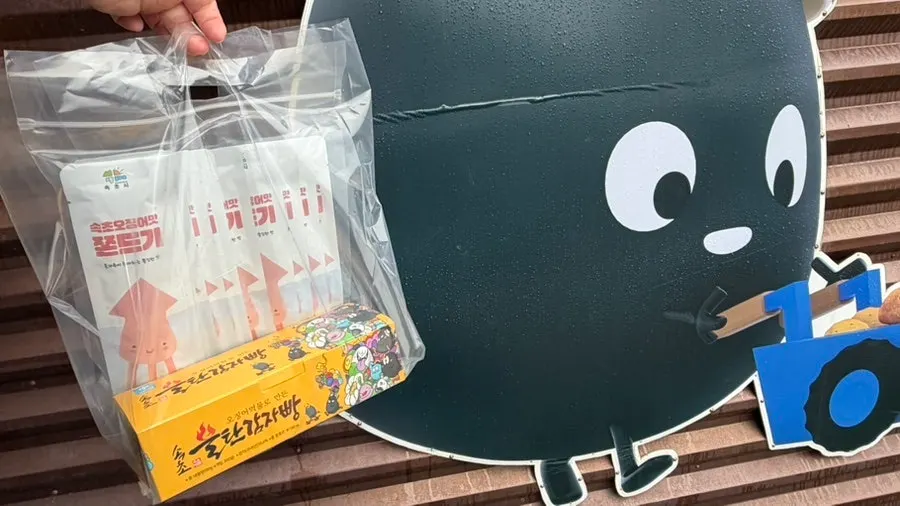 Squid jjondeugi eaten and opened inside the car