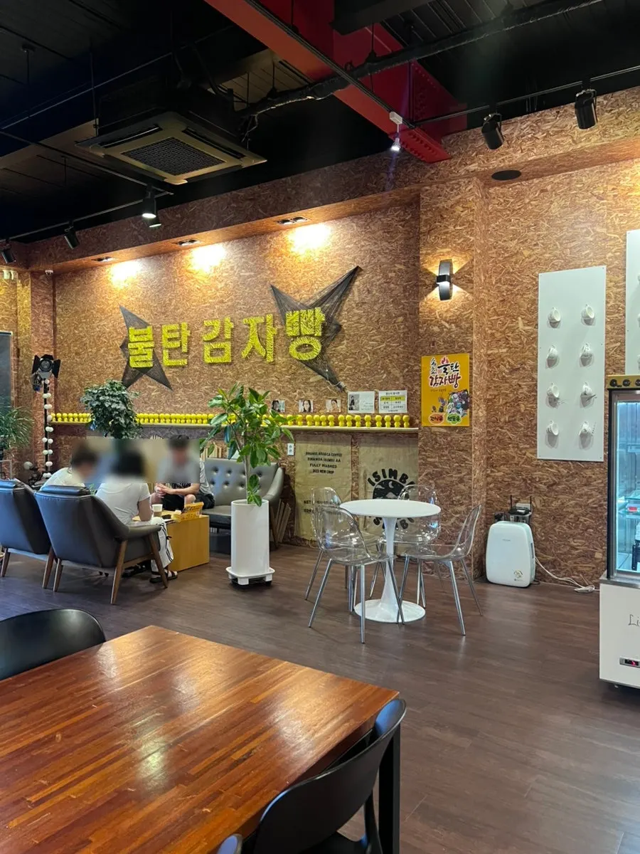 Interior seating at Sokcho Bultan Gamja Bread Main Store