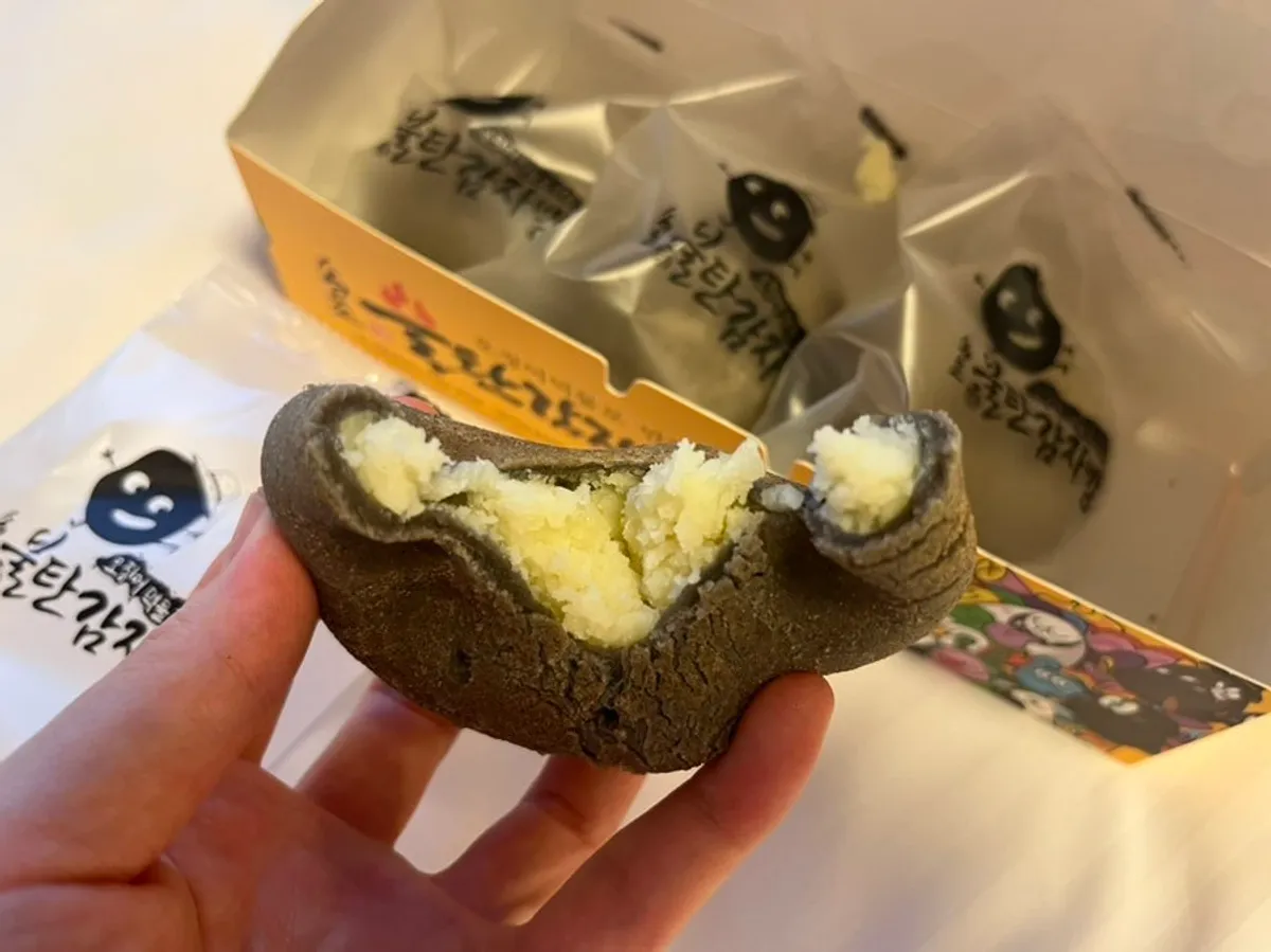 Sokcho Bultan Gamja Bread squid ink potato bread and jjondeugi combo set