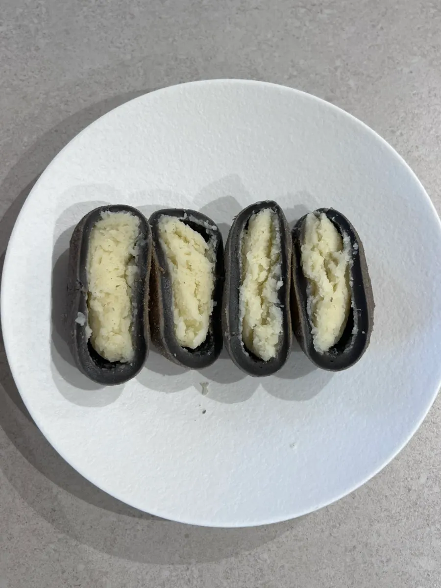 오징어 먹물로 검은빛을 낸 속초불탄감자빵