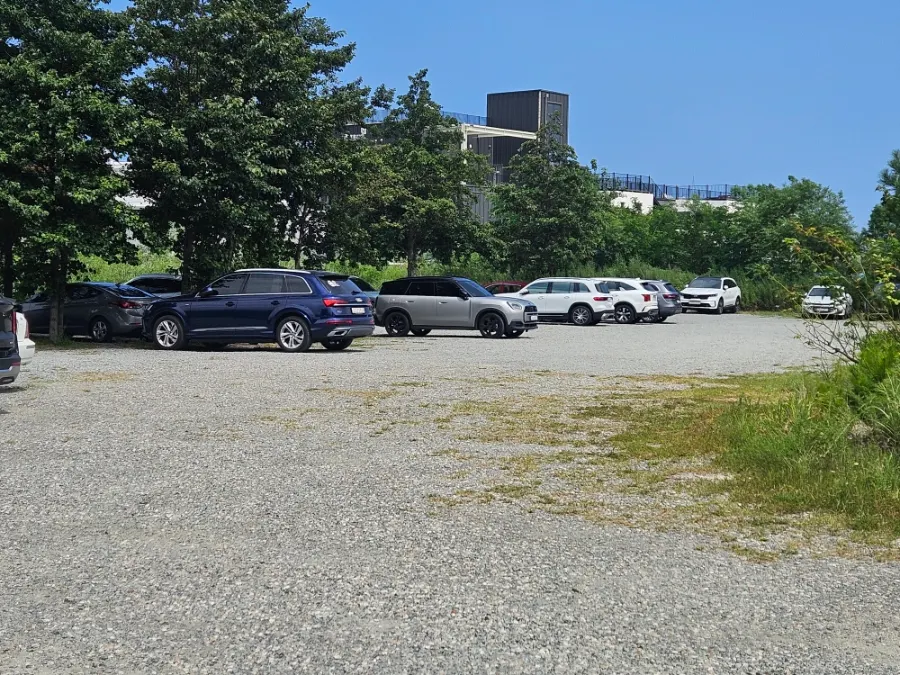 Spacious parking lot at Sokcho Bultan Gamja Bread Main Store