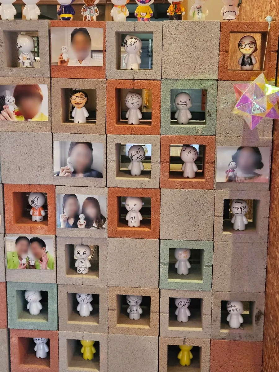Display of paint-your-own ceramic art toy Moose Toy