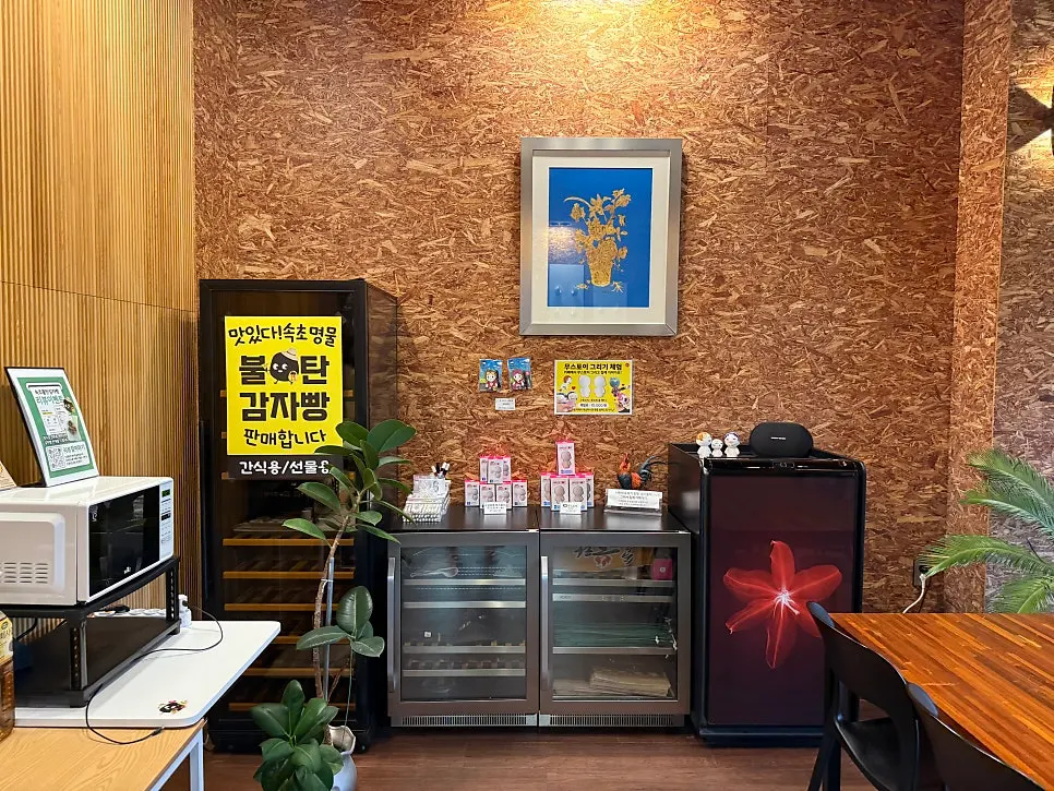 감자빵 캐릭터 소품이 놓인 매장 한쪽