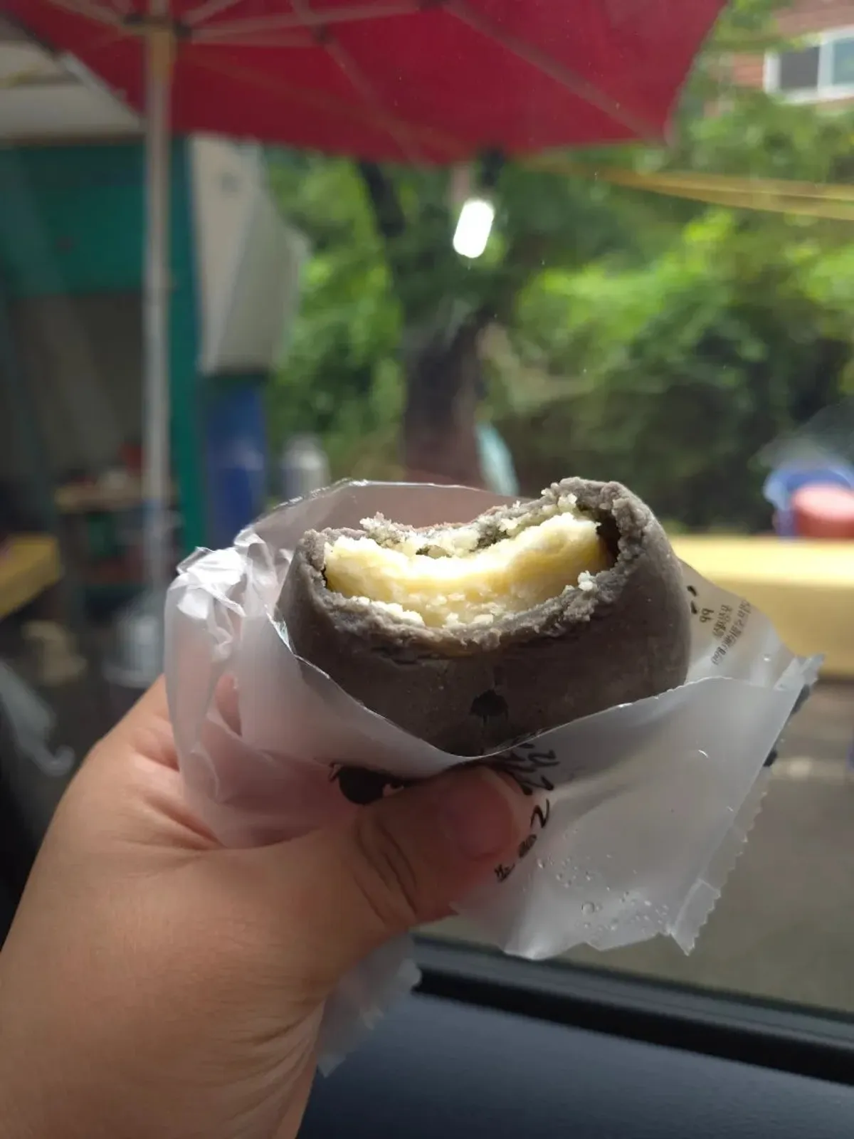 쫀득한 식감의 불탄 감자빵 단면