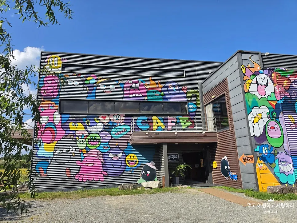 Colorful painted building front of Sokcho Bultan Gamja Bread