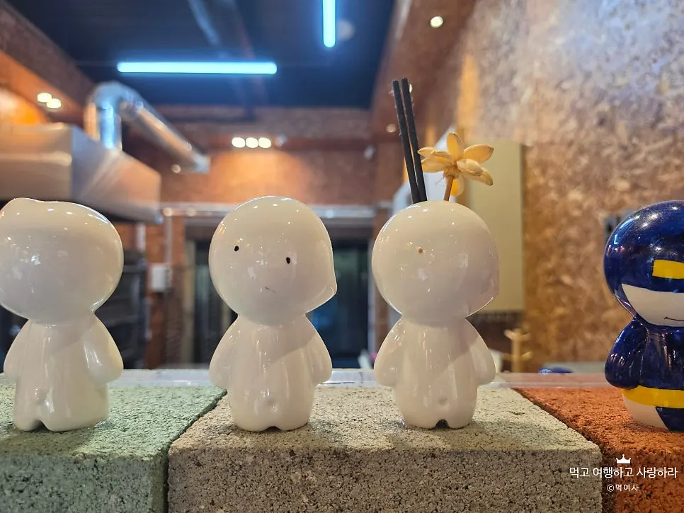 Muse-toy ceramic figures displayed in the store