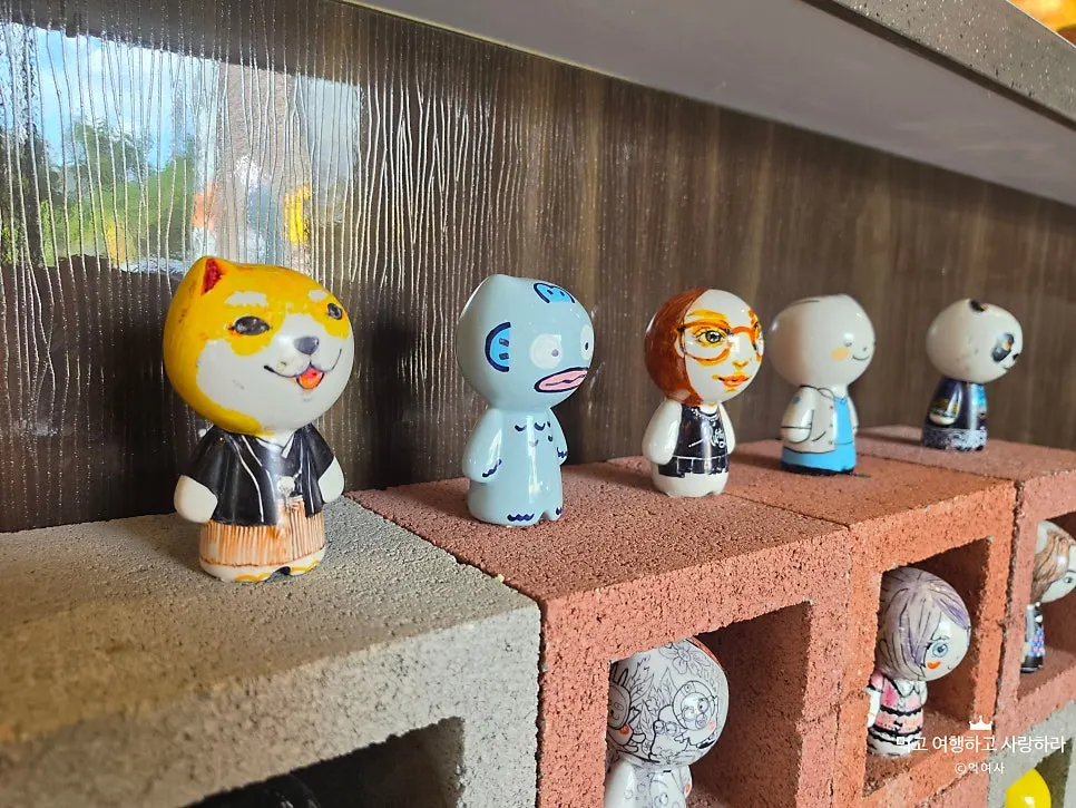 Various uniquely decorated muse-toy figures