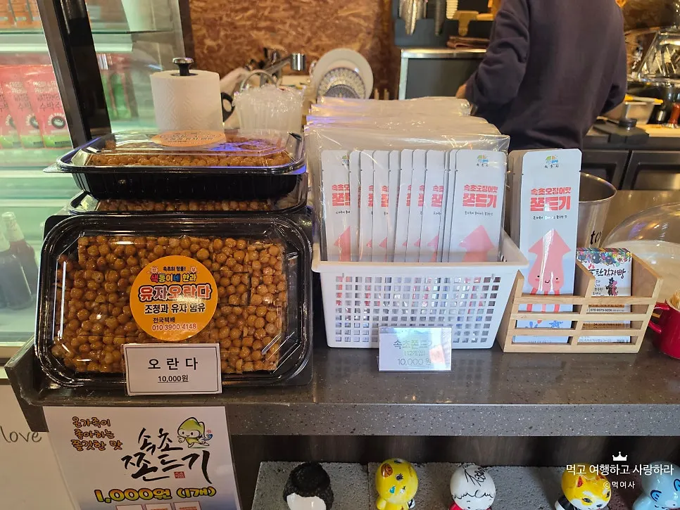 Sokcho jjondeugi and oranda displayed near the counter