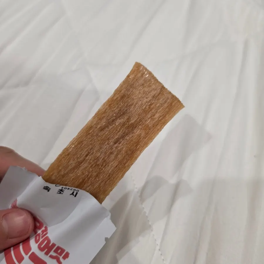 Squid-flavored jjondeugi taken out of the bag