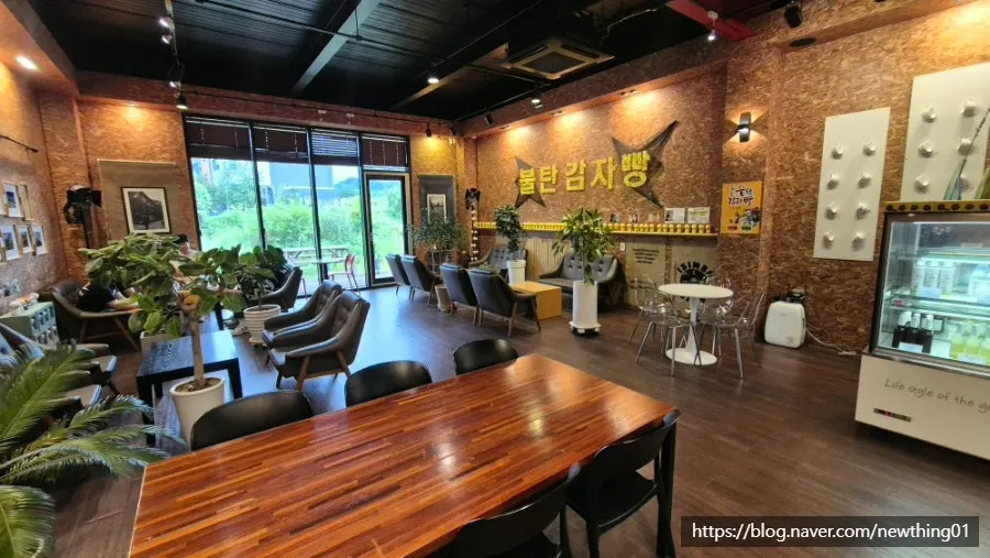 Interior of Sokcho Bultan Gamja Bread Main Store