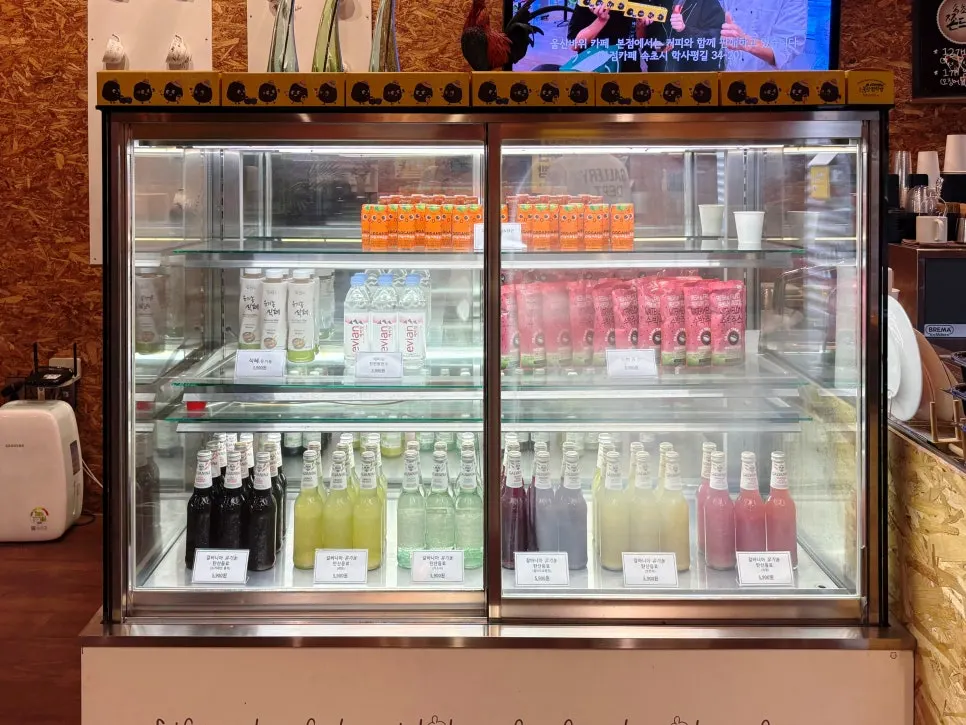 진열된 감자빵과 선물 세트 패키지