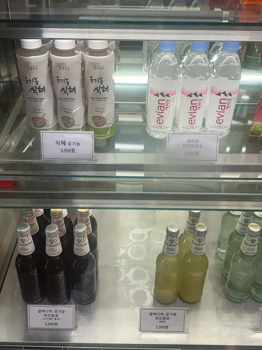 냉장고에 진열된 음료들