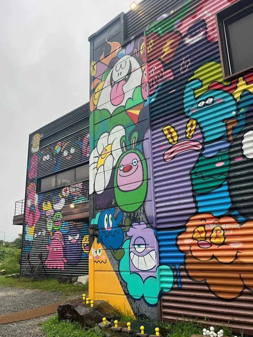Eye-catching building front of Sokcho Bultan Gamja Bread Main Store