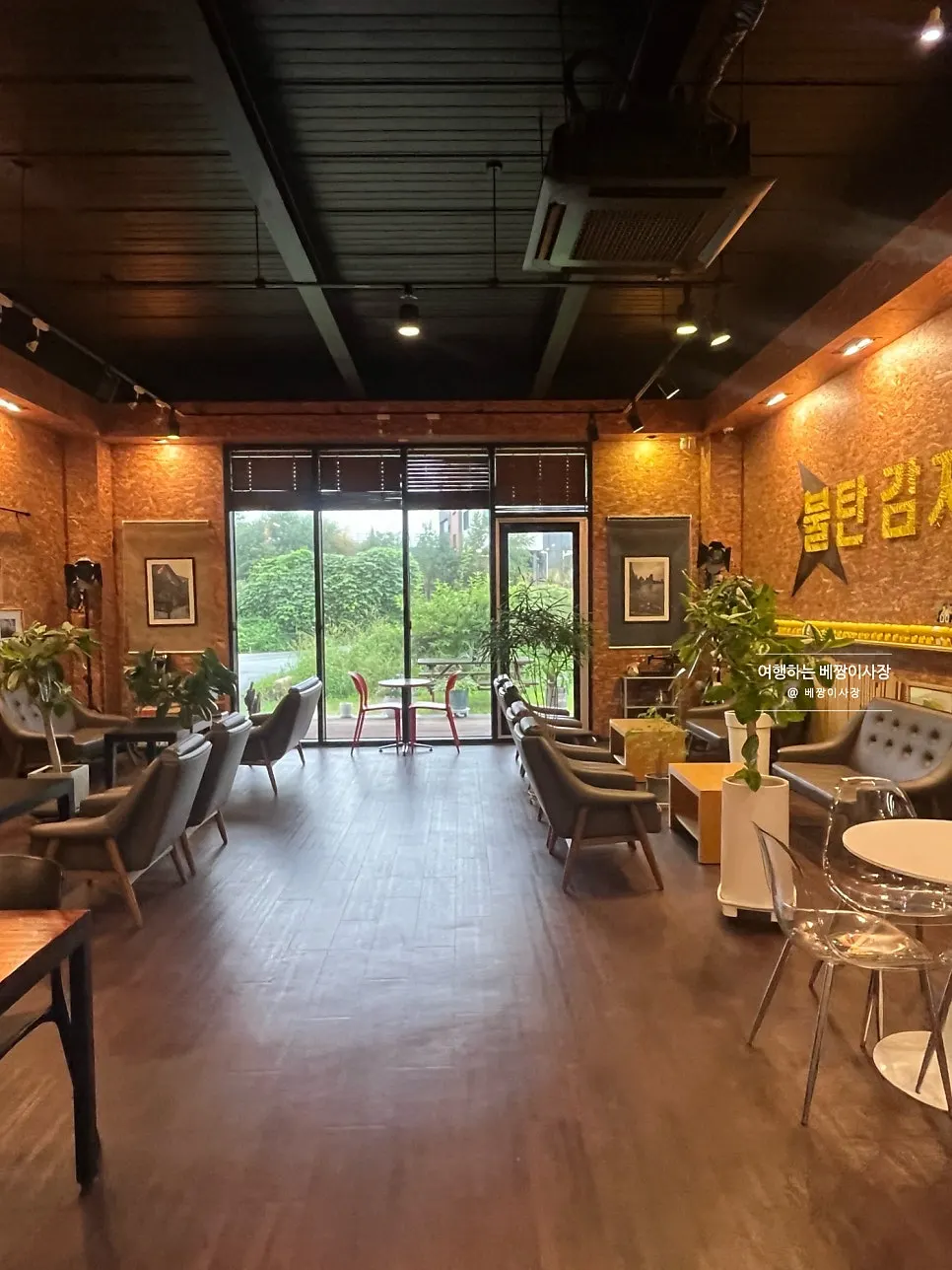 Interior of Sokcho Bultan Gamja Bread Main Store