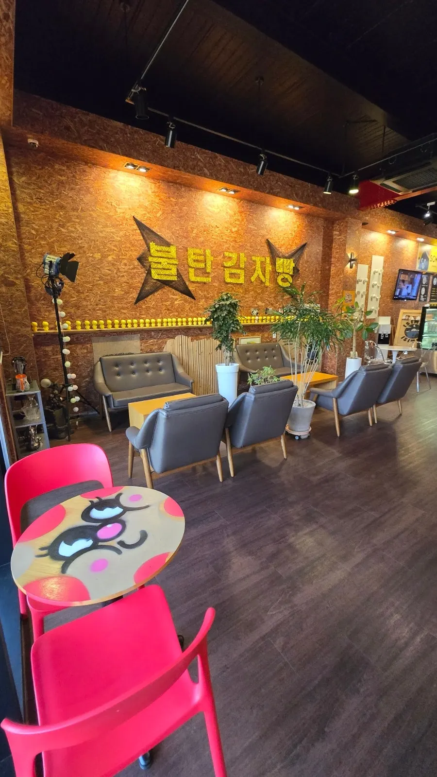 오징어 먹물 반죽 감자빵 진열 모습