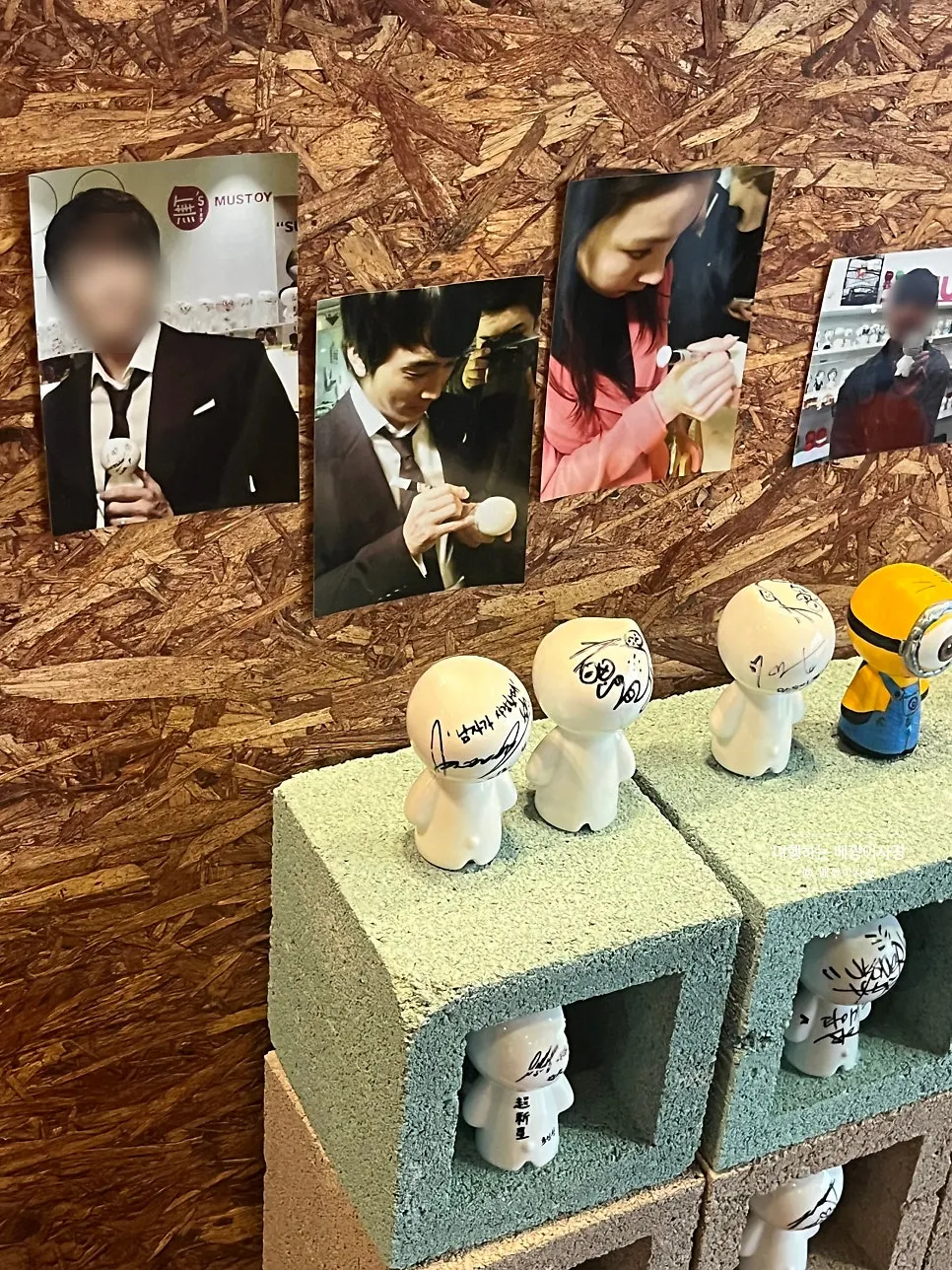 Celebrity-signed goods at Sokcho Bultan Gamja Bread