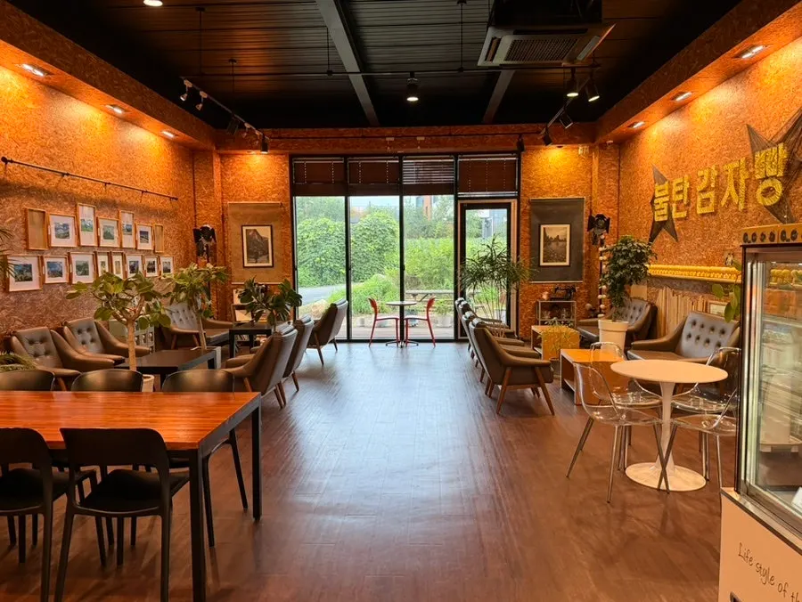 Overall view of the interior of Sokcho Bultan Gamja Bread Main Store