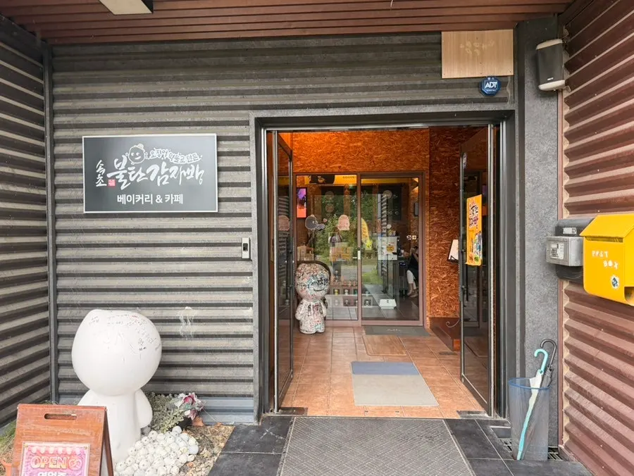 넓은 테이블이 놓인 감자빵 매장 내부